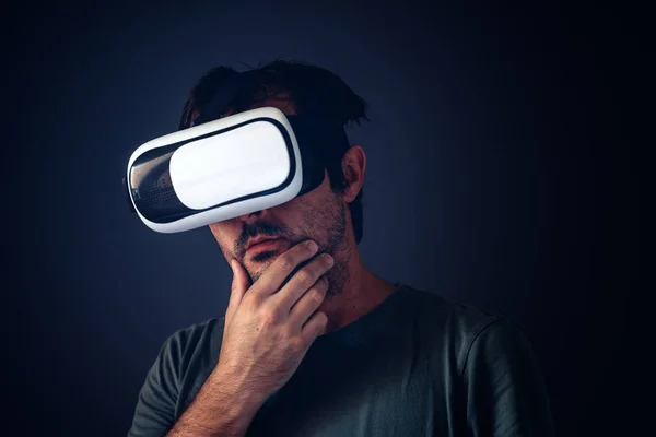 Свободный взрослый мужчина с виртуальной реальностью VR гарнитурой — стоковое фото