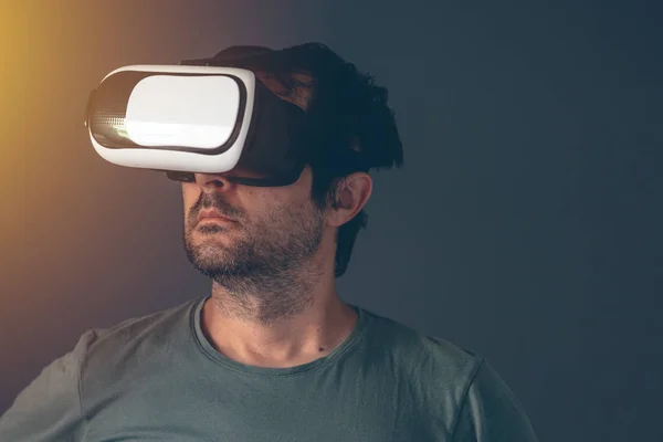 Свободный взрослый мужчина с виртуальной реальностью VR гарнитурой — стоковое фото