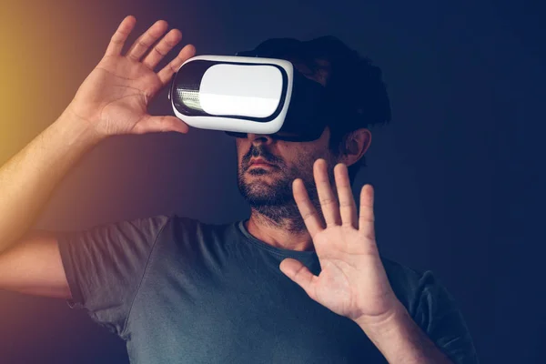 Casual volwassen man met virtuele realiteit Vr headset — Stockfoto