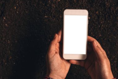 Kadın çiftçi Smartphone ile ekranı boş sahte holding