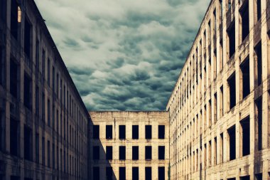 Bitmemiş terk edilmiş beton yapı cephe