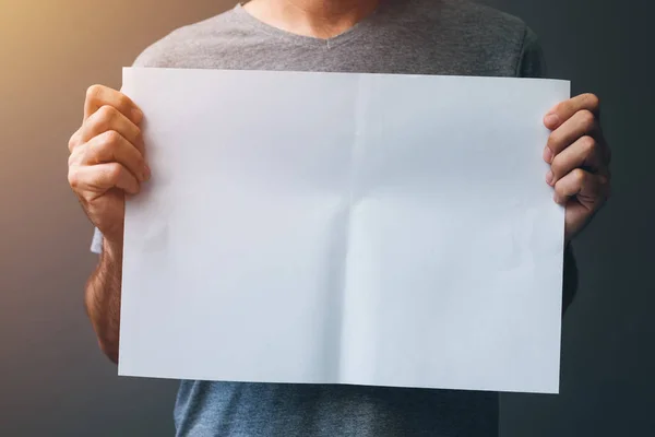 Hombre sosteniendo papel en blanco —  Fotos de Stock