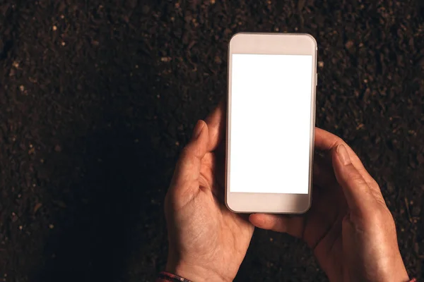 Bäuerin hält Smartphone mit leerem Bildschirm — Stockfoto