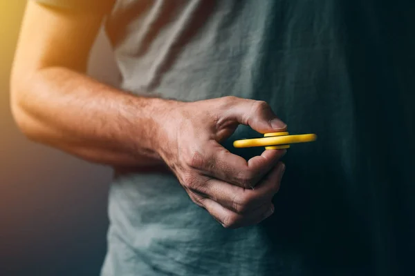 Homem brincando com fidget spinner — Fotografia de Stock