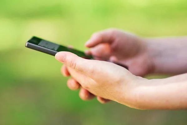 Süchtig nach sozialem Netzwerk mit Smartphone im Freien — Stockfoto