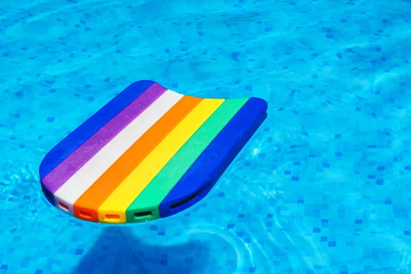 Regenboog patroon piepschuim zwemmen boord plint drijvend in p — Stockfoto
