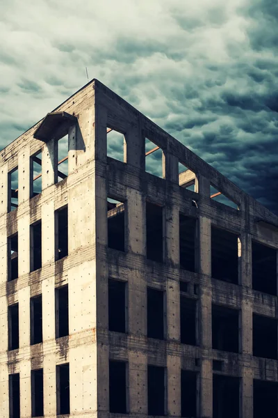 Unfinished abandoned concrete building facade — Stock Photo, Image