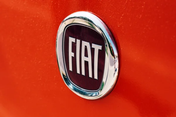 Fiat Samochody logo, największego producenta samochodów w nim — Zdjęcie stockowe