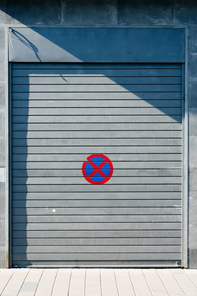 Porta da garagem sem sinal de estacionamento — Fotografia de Stock