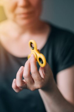 Topluca spinner ile oynayan kadın
