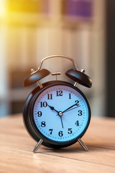 Reloj vintage en mesa de oficina — Foto de Stock