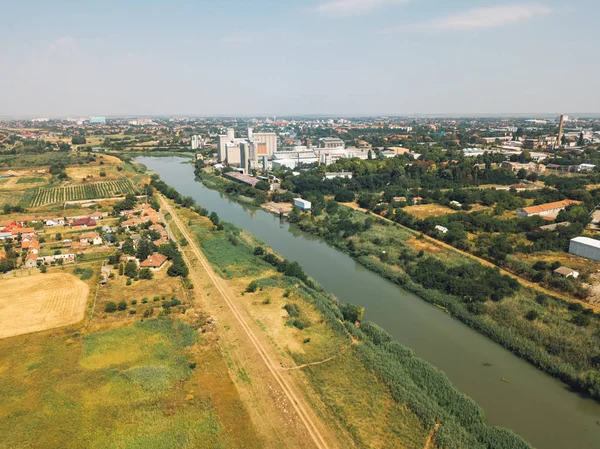 Вид з повітря на промисловий міський пейзаж з заводськими будівлями, дрон — стокове фото