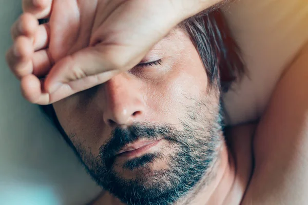 Hombre caucásico adulto durmiendo en la cama —  Fotos de Stock