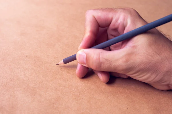 Мужской иллюстратор и художник рисует карандашом Стоковое Фото