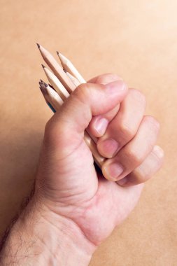 Kalem avuç erkek Illustrator ve kroki sanatçı