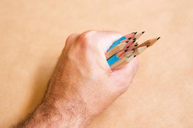 Kalem avuç erkek Illustrator ve kroki sanatçı