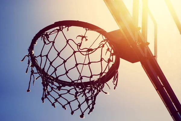 Aro de baloncesto en cancha de baloncesto al aire libre amateur — Foto de Stock