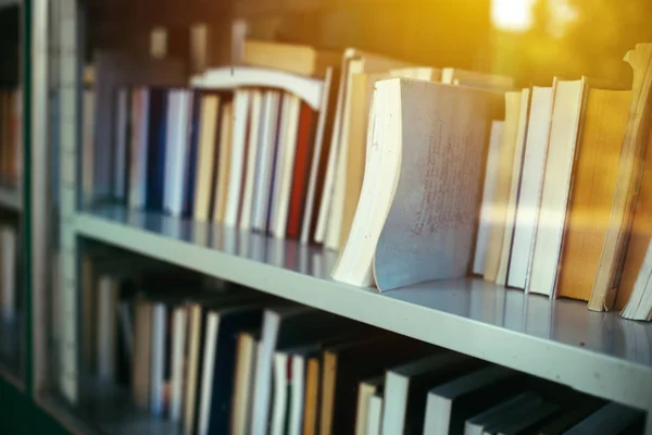 Livros na prateleira da biblioteca através da janela — Fotografia de Stock