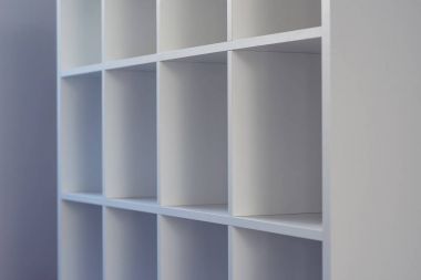 Boş ofis veya kitaplık Kütüphane raf