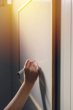 Beyaz tahta üzerinde - ofis, iş ve eğitim yazma el
