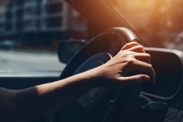 Main féminine sur volant de voiture — Photo