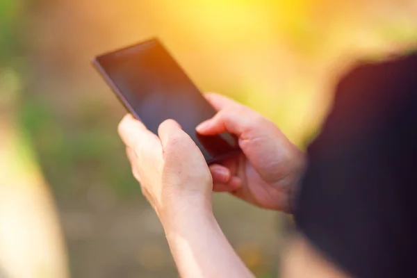 Ženská osoba používající smartphone venku — Stock fotografie