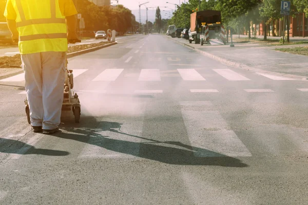 Arbeiter bemalt Zebrastreifen — Stockfoto