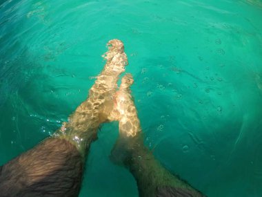 Yüzme Havuzu su çıplak ayakla