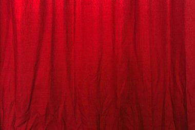 Buruşuk kırmızı perde
