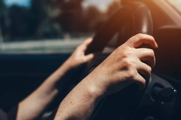 Руки женщины на руле автомобиля — стоковое фото