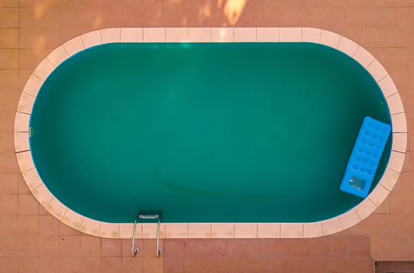 Vista aerea del materasso gonfiabile in piscina — Foto Stock