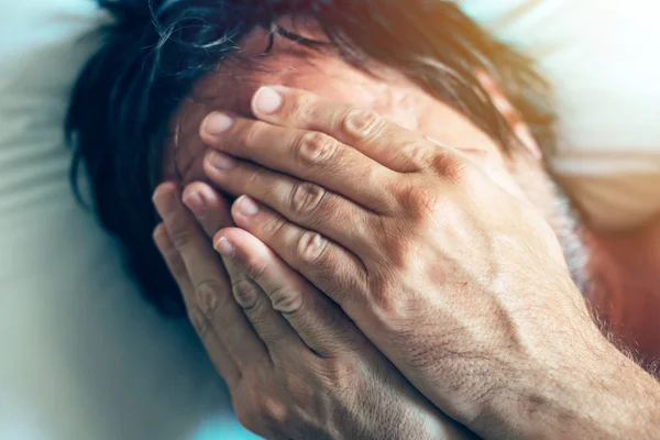 Depresión matutina y crisis de mediana edad con el hombre en la cama — Foto de Stock