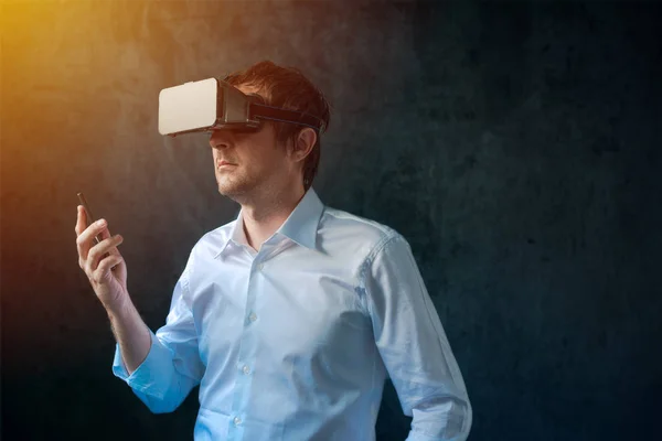 Бизнесмен в VR очках — стоковое фото