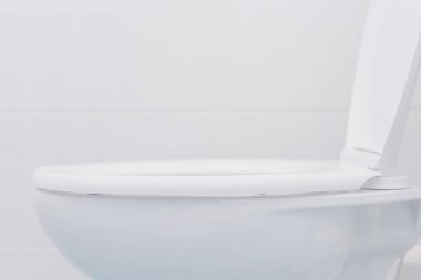 Banyoda beyaz klozet kapağı