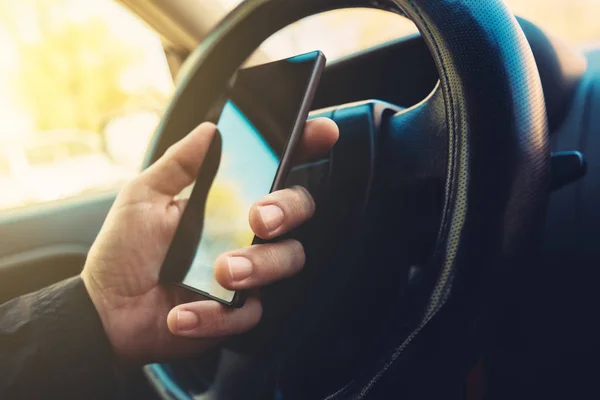 Using mobile phone and driving car — Stock Photo, Image