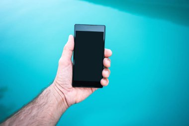 Yüzme Havuzu tarafından cep telefonu tutan adam