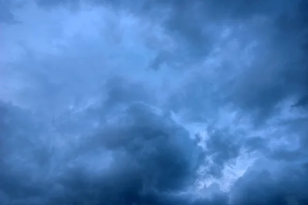 Tempo ruim e nuvens escuras tempestuosas cramáticas — Fotografia de Stock