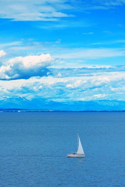 海に浮かぶ帆船 — ストック写真