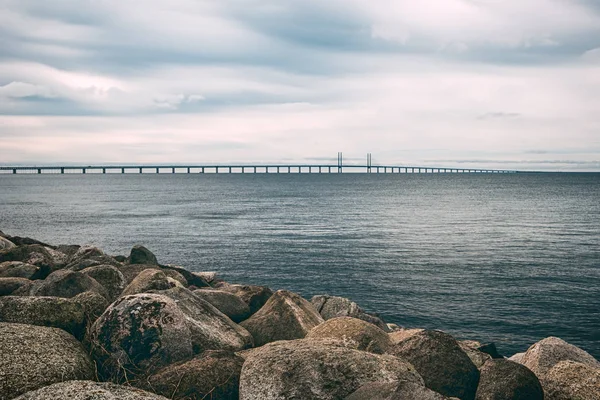 Kaya, deniz ve Öresund Köprüsü — Stok fotoğraf