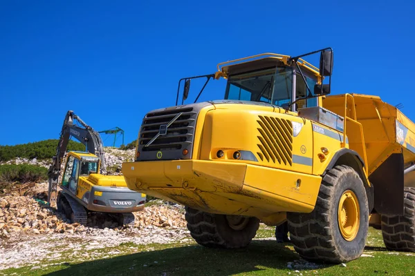 Machines de construction pour concasser la pierre — Photo