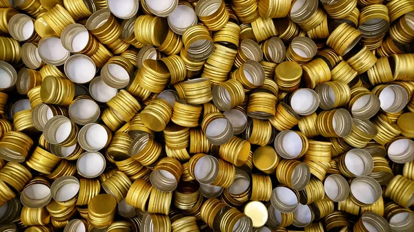 Pilha de tampas de parafuso de metal garrafa como fundo padrão — Fotografia de Stock