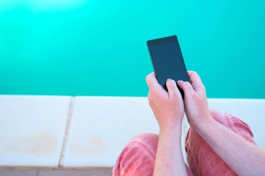 Hareket eden telefon içinde yaşam tarzı iletişim ve teknoloji kavramı