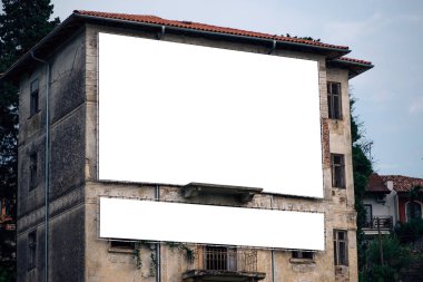 Eski bina cephe üzerinde sahte kadar boş reklam billboard