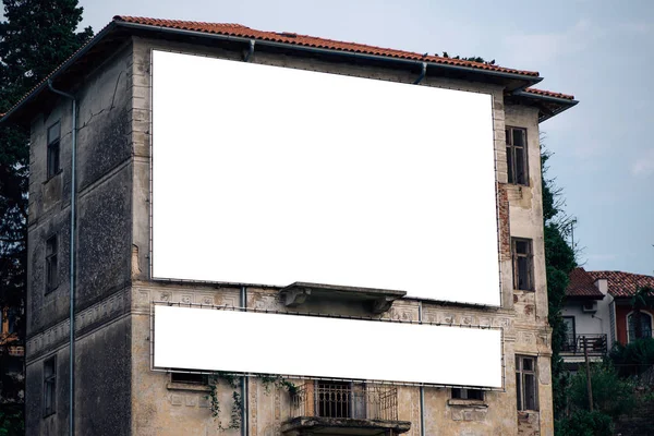 Eski bina cephe üzerinde sahte kadar boş reklam billboard