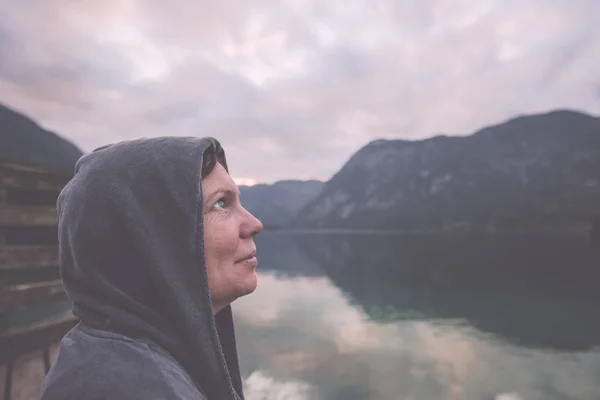 Жінка стоїть біля озера з надією дивитися в очі — стокове фото