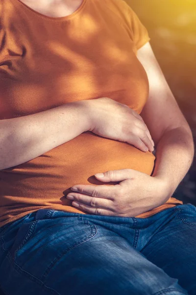 Kobieta w ciąży brzuch relaks i opalanie — Zdjęcie stockowe