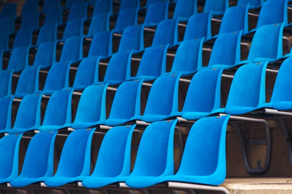 Sièges de stade en plastique bleu — Photo