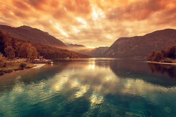 Beau coucher de soleil au lac Bohinj en Slovénie — Photo