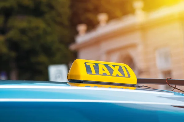 黄色のタクシーは、タクシー車両の屋根の上署名します。 — ストック写真