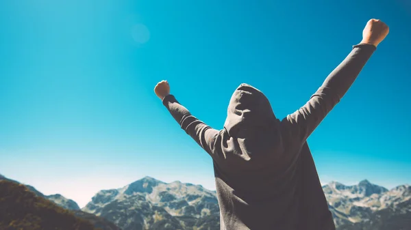 Ganar y tener éxito. Persona femenina victoriosa en la cima de la montaña . — Foto de Stock